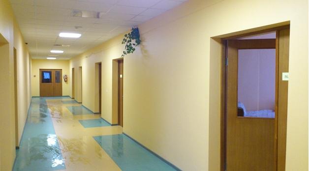 Kārsavas slimnīcas stacionāra gaitenis ar durvīm uz palātām